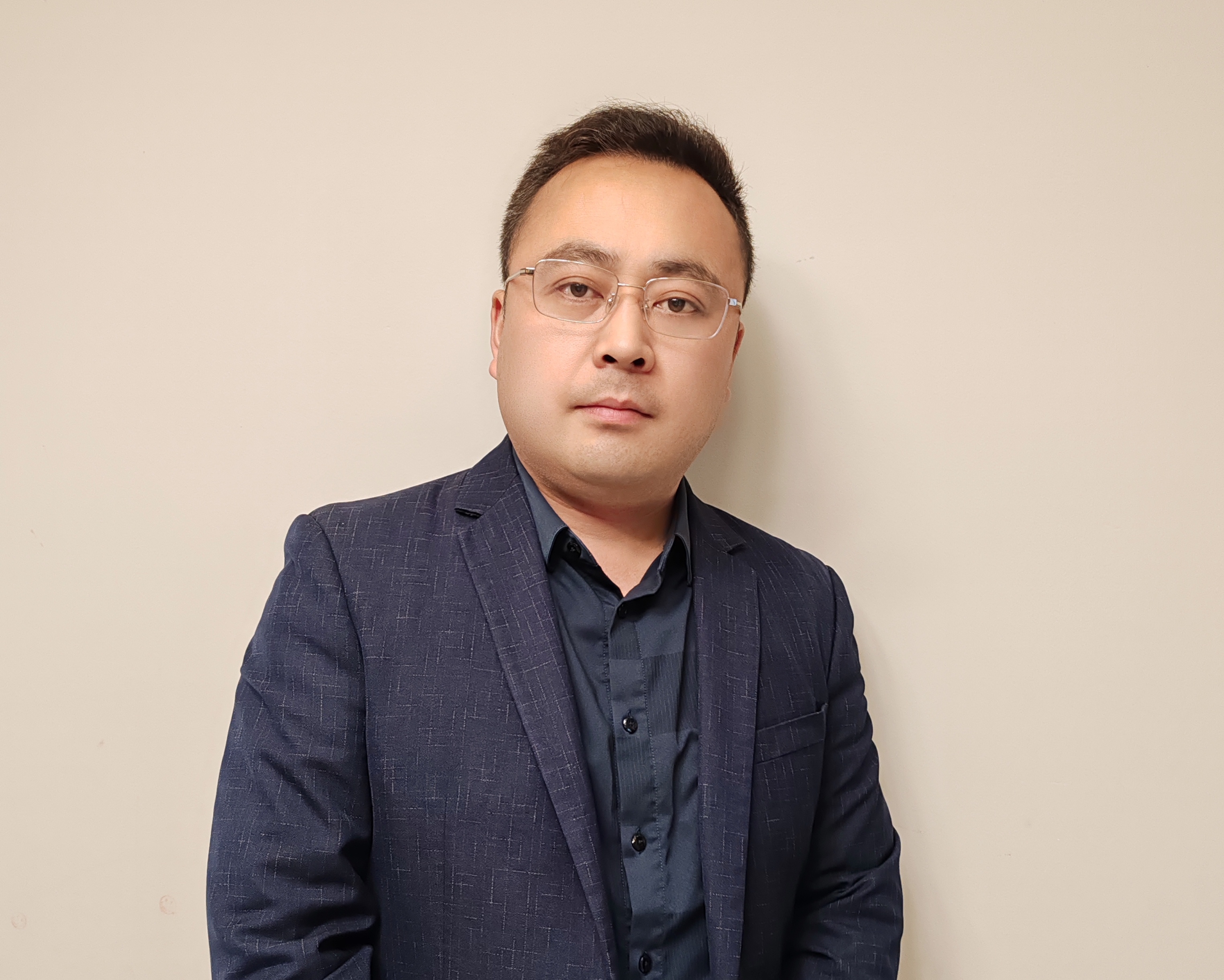 胡伟.jpg